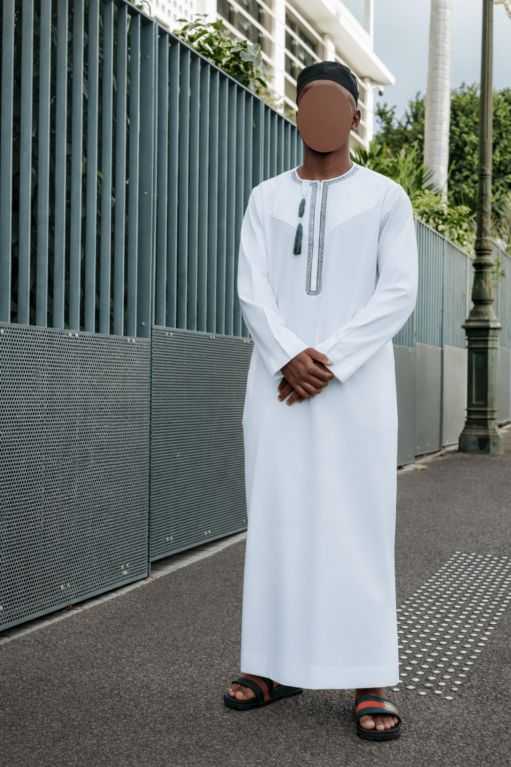 Omani Mat Brodé Adulte - Blanc Gris - Muslim Boutik Réunion Omani Mat Brodé Adulte - Blanc Gris – Image 1