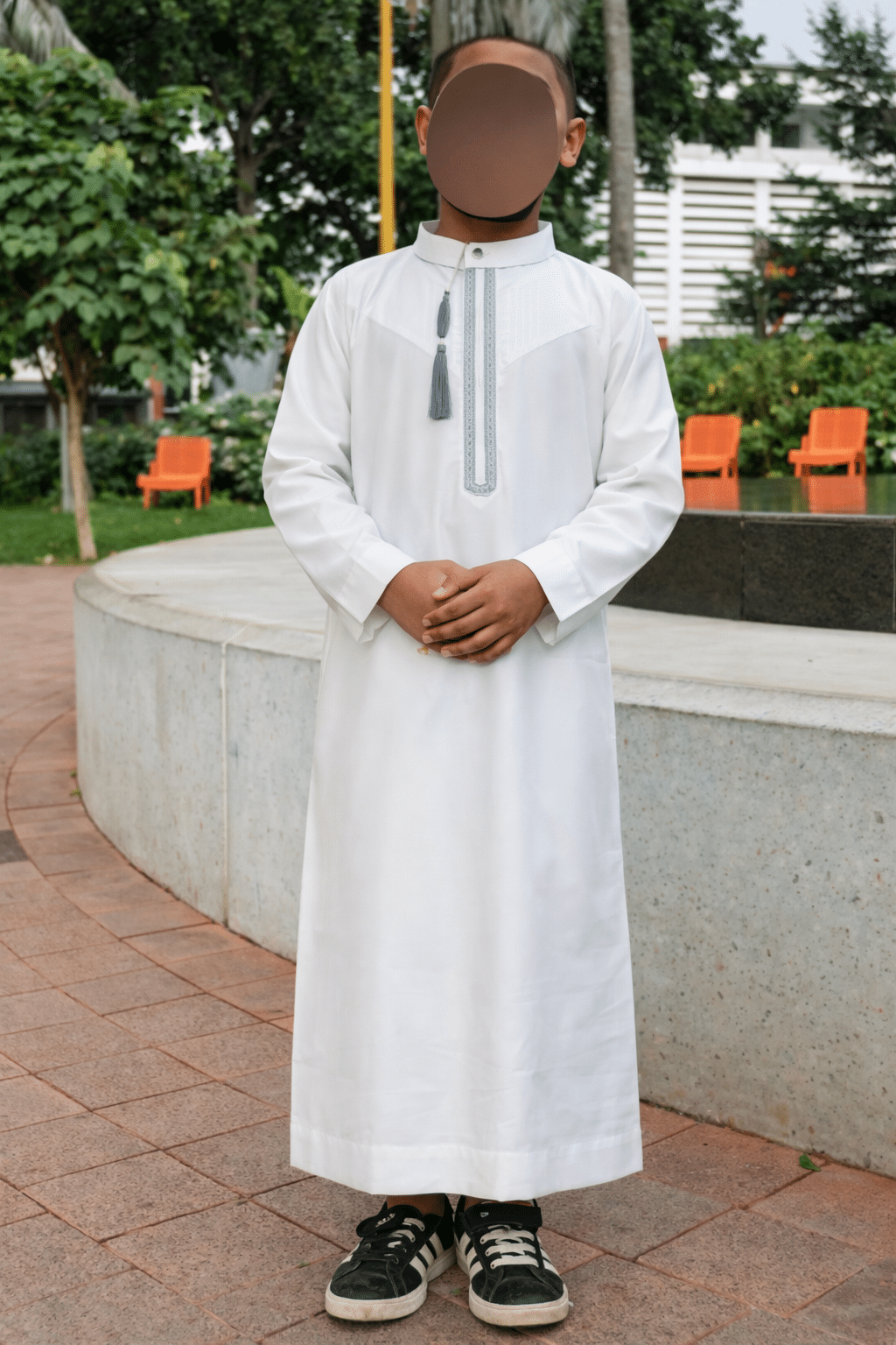 Omani Mat Brodé Enfant - Blanc Gris - Muslim Boutik Réunion Omani Mat Brodé Enfant - Blanc Gris – Image 1