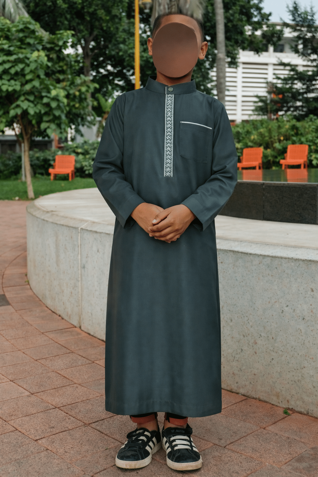 Qamis Brodé Enfant - Vert Sapin - Muslim Boutik Réunion Qamis Brodé Enfant - Vert Sapin – Image 1